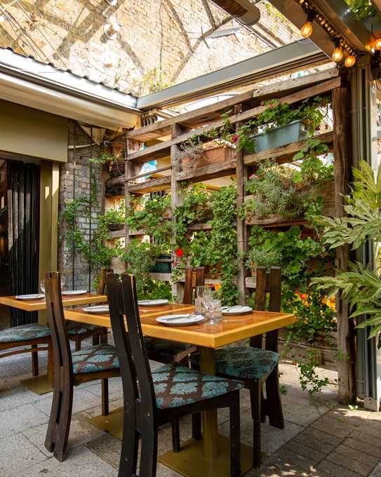 Ev Restaurant Exterior 2